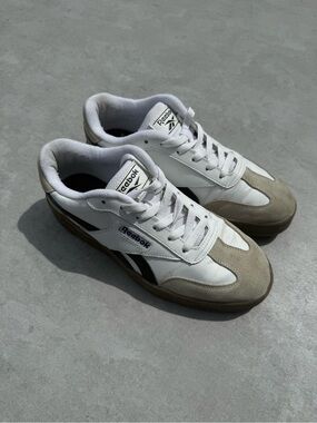 🤍 Reebok White, Black & Tan Low-Top Sneakers